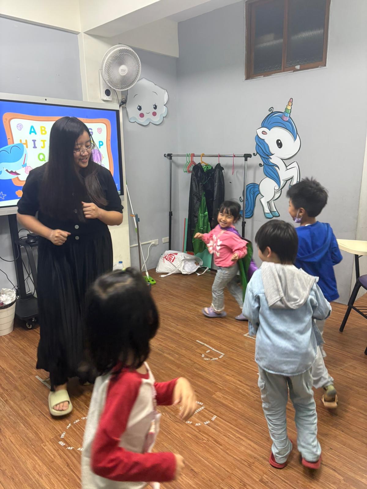 學生開心領課本照